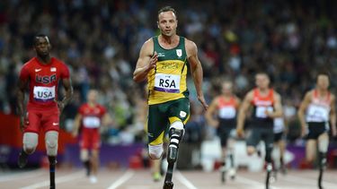 Oscar Pistorius, de la gloria deportiva a la cárcel por matar a su novia.