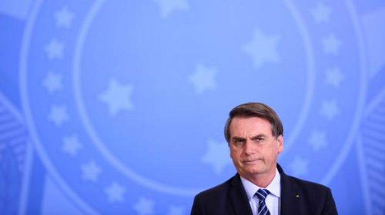 El hijo de Bolsonaro posa armado junto a su padre en el hospital