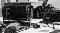 Detienen a hombre que estafaba a través de las redes sociales