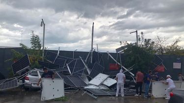 Mercedes quedó azotada por una ráfaga que generó una gran cantidad de árboles caídos y vehículos dañados.