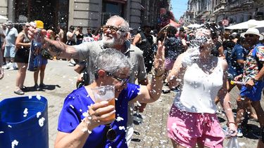 Con espuma, agua y sidra: así despidieron el 2025 en el Mercado del Puerto
