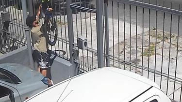 buceo: salto una reja, entro a una casa, robo una bicicleta y se dio a la fuga; quedo todo filmado