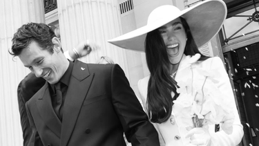Dua Lipa y Callum Turner festejan su reciente boda. Dua Lipa y Callum Turner festejan su reciente boda.