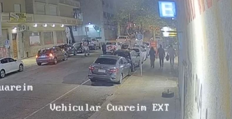 Una cámara de seguridad registró el momento en el que el conductor de un auto apuñaló a un repartidor