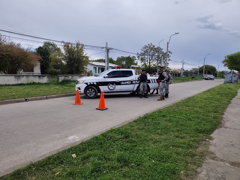 Al menos 17 disparos en ataque a tiros frente a una escuela en Piedras Blancas: los niños estaban en el recreo