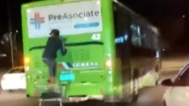 Trabajadores de COME responden tras video viral de persona colgada en la parte trasera de un ómnibus
