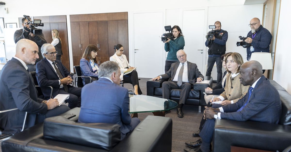 Yamandú Orsi se entrevistó con el titular de la OIT, quien 