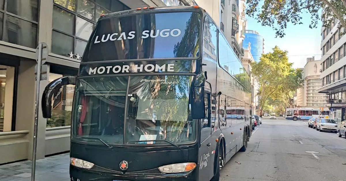 Robaron el interior del ómnibus de Lucas Sugo en el Centro de Montevideo