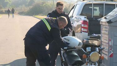 encontraron una moto policial dentro de un contenedor en flor de maronas