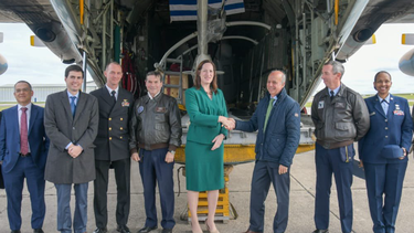 El ministro de Defensa, Javier García, y la embajadora de Estados Unidos en Uruguay, Heide B. Fulton, en la entrega de un helicóptero donado por Estados Unidos.