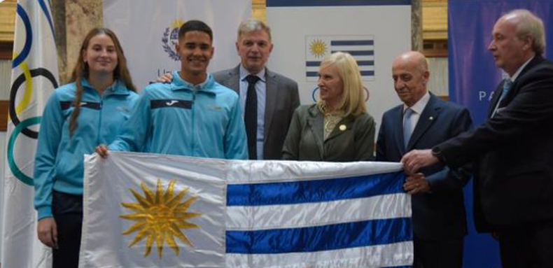 La ceremonia de entrega del pabellón nacional a los deportistas, que participarán de los Juegos Olímpicos en Santiago, se realizó en el Parlamento.