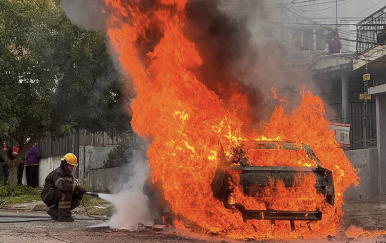 Se incendió un auto eléctrico en la zona de Buceo: "Apenas me dio para bajar", dijo su conductor