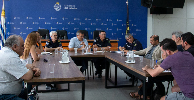 Santiago González, director de Convivencia y Seguridad Ciudadana del Ministerio del Interior, y otras autoridades policiales se reunieron con representantes de Ascot.