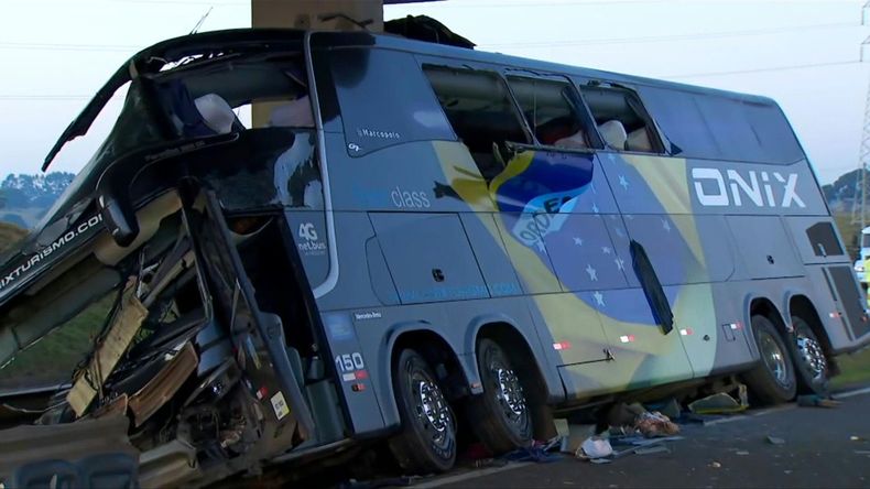 Un ómnibus chocó contra un viaducto y dejó al menos 10 muertos y más de 40 heridos