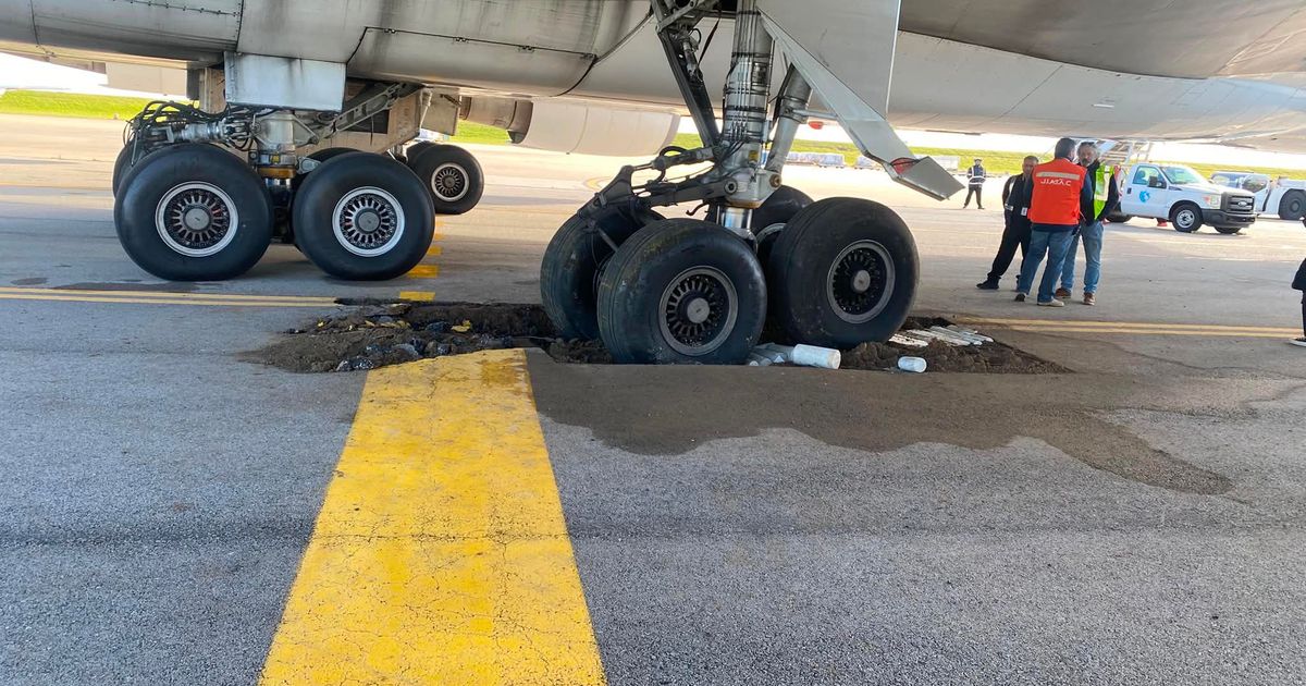 Un avión de carga quedó atrapado tras hundirse el pavimento en el Aeropuerto de Carrasco