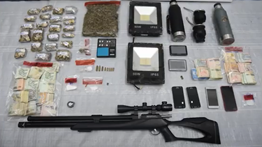 La Policía incautó armas, drogas y dinero en efectivo.