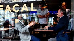 Lacalle Pou almorzó con Álvaro Delgado en un bar del Centro de Montevideo