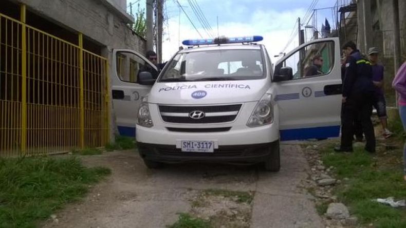 Policía realizó pruebas con luminol en casa de femicida.