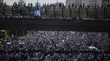 seleccion argentina saluda a millones fanaticos desde un helicoptero seleccion argentina saluda a millones fanaticos desde un helicoptero