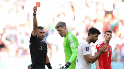 Hennessey recibió la primera roja del Mundial.