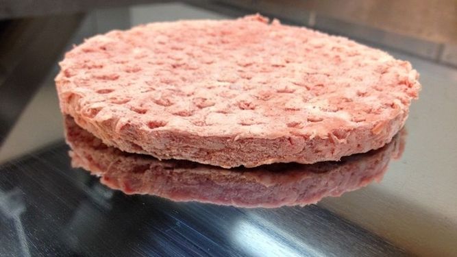 Un hombre apareció muerto en su casa: se apuñaló separando hamburguesas congeladas