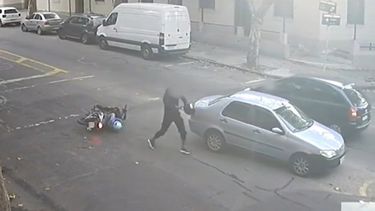 Un motociclista rompió el vidrio de un auto con su casco tras caer al pavimento; en la moto viajaba un niño
