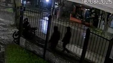 Violenta rapiña a un joven en Aires Puros quedó registrada en cámaras de videovigilancia