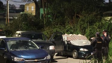 Disparos en Flor de Maroñas: encontraron un auto estacionado con una bala en el parabrisas
