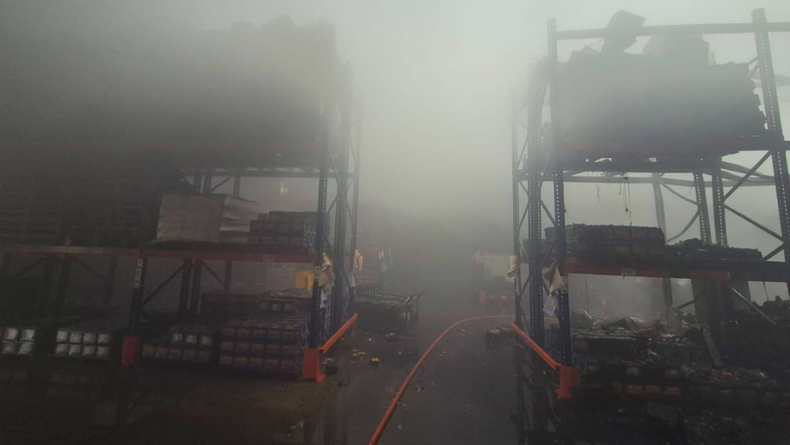 Bomberos controló incendio en un depósito de baterías sobre ruta 101 y evitó su propagación