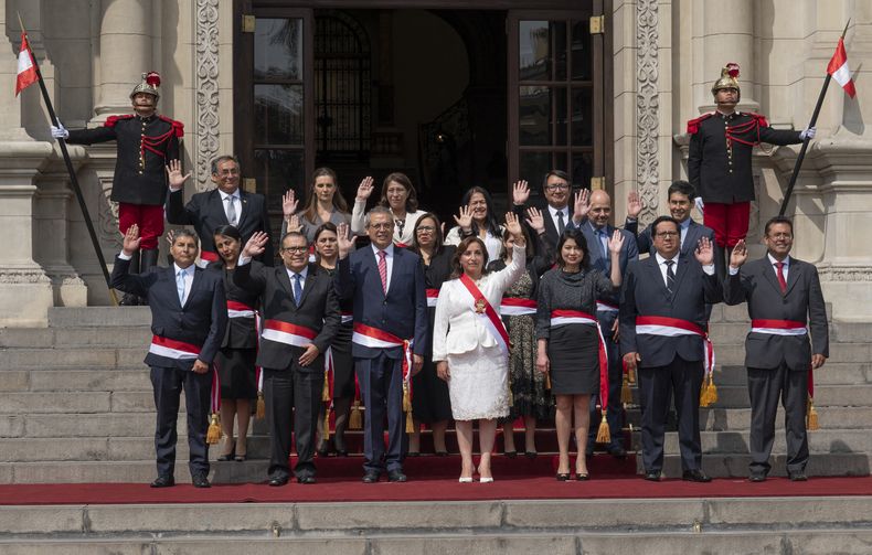 La presidente de Perú, Dina Boluarte, juramentó el sábado su gabinete ministerial.