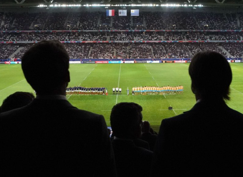 El presidente francés, Emmanuel Macron, y el mandatario uruguayo, Luis Lacalle Pou viendo el partido Francia-Uruguay del Mundial de Rugby.