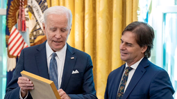 El presidente de Estados Unidos, Joe Biden, y el mandatario Luis Lacalle Pou en la Casa Blanca.