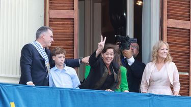 asi fue el euforico festejo de la esposa de yamandu orsi desde el balcon del palacio estevez