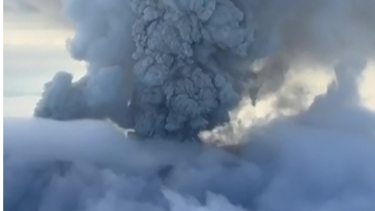 despues de mas de 400 anos inactivo, entro en erupcion el volcan ruso krasheninnikov