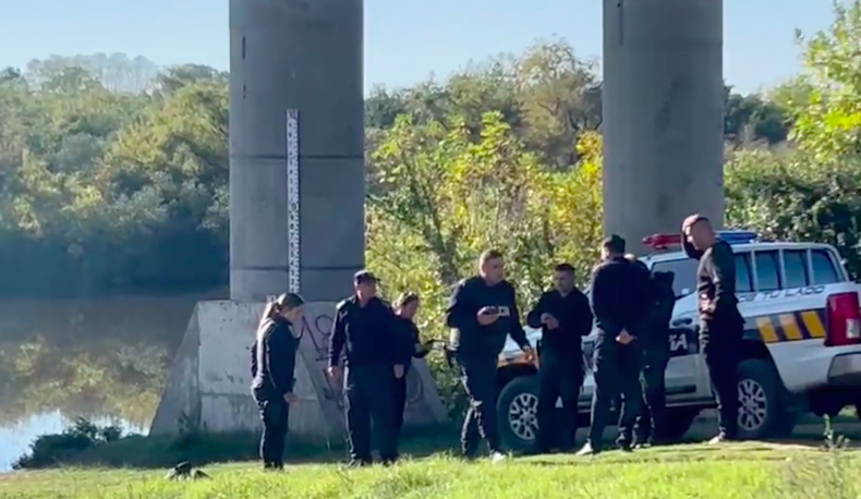 Policías rescataron a una mujer que se arrojó al río Yí desde el puente de ruta 5 en Durazno