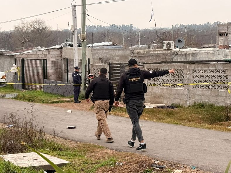 Cuádruple homicidio en barrio El Monarca: los atacantes irrumpieron en una vivienda con ropa de trabajo