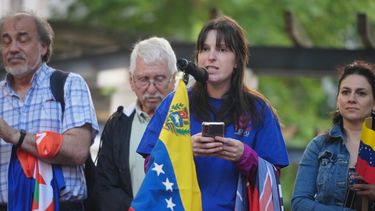 Cientos de personas condenaron el ataque de Estados Unidos y pidieron el cese de la intervención militar