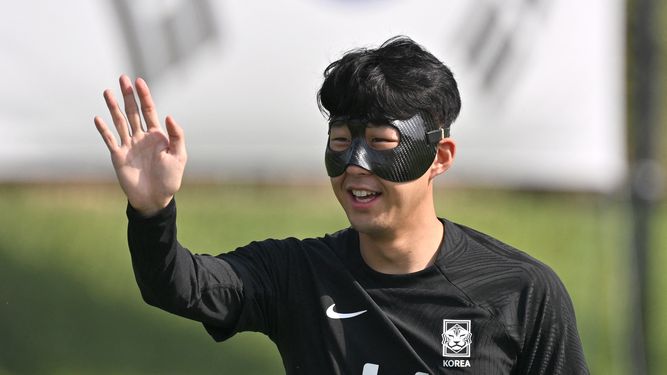 Son es titular en Corea del Sur en el debut contra Uruguay