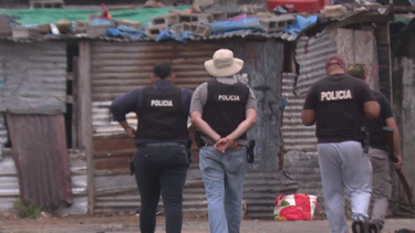 Incautan un arma y detienen a dos personas