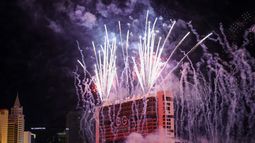 El momento en el que el icónico hotel Tropicana fue demolido en Las Vegas
