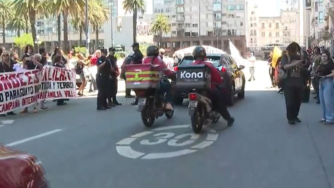 Tensión en Plaza Independencia: se registraron incidentes entre manifestantes pro y contra Milei