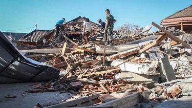 Terremoto deja más de 90 muertos en Indonesia
