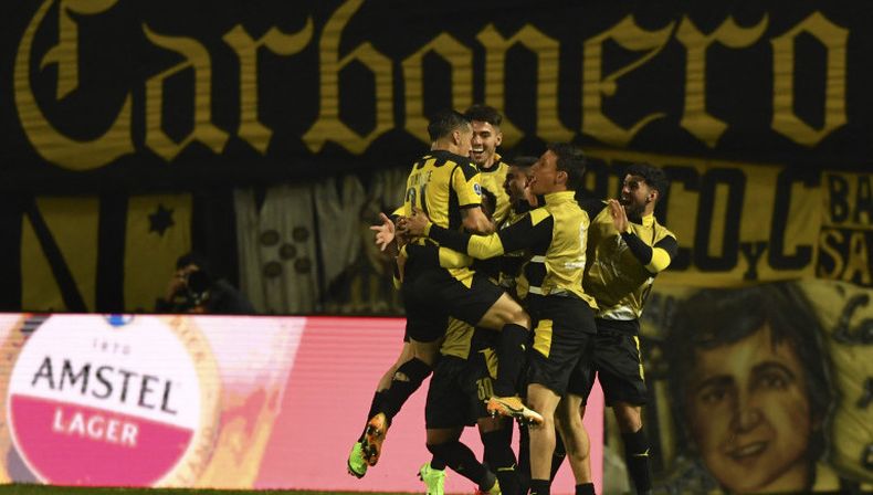 Peñarol recibe a Paranaense este jueves y se ilusiona con un lugar en la final