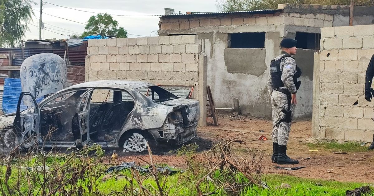 Cinco heridos de bala y un auto incendiado tras una balacera ocurrida en el barrio Cotravi