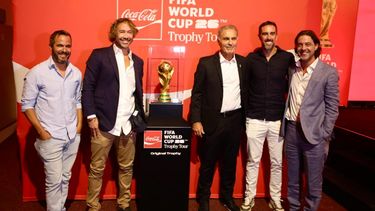 La Copa del Mundo llegó a Montevideo: estuvieron Ruggeri, Lugano, Godín y el Tata González con el trofeo