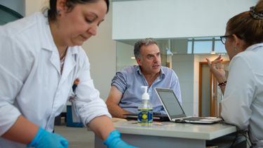 Orsi y parte del gabinete se vacunaron contra el sarampión en Torre Ejecutiva