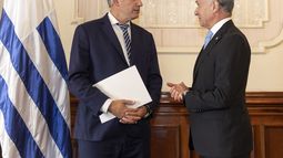 Yamandú Orsi recibió las cartas credenciales del nuevo embajador de Argentina