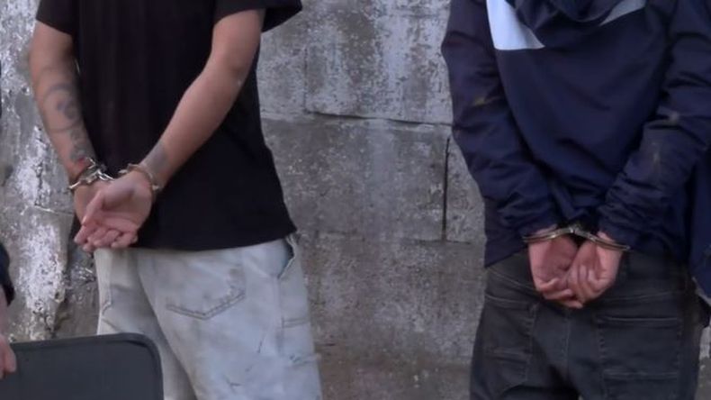Un vivo de TikTok con jóvenes manipulando armas terminó con detenidos y un operativo en Casavalle