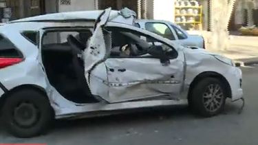 Grave siniestro de tránsito en el Centro: un ómnibus embistió auto que no respetó preferencia