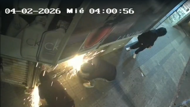 Tres delincuentes asaltaron una perfumería en Tres Cruces: cortaron la cortina con amoladoras Tres delincuentes asaltaron una perfumería en Tres Cruces: cortaron la cortina con amoladoras